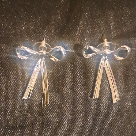 Jewelry - NEW Silver Bow Earrings Costume jewelry Stunning in classic for any occasion